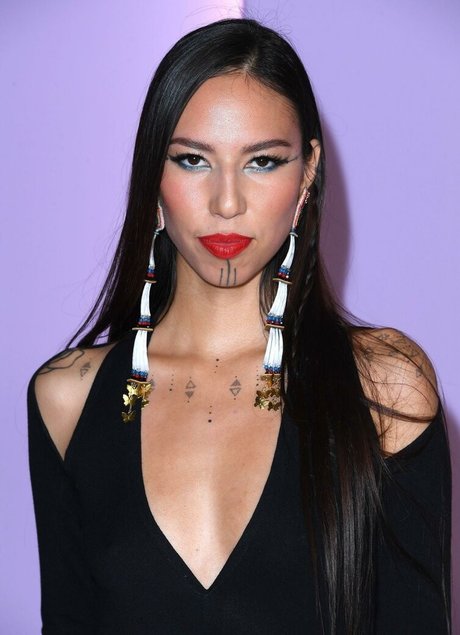 Quannah Chasinghorse modelo hermosa imagen