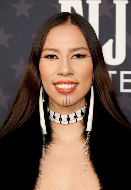 Quannah Chasinghorse estrella erótica recopilación