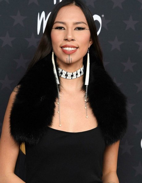 Quannah Chasinghorse actriz de alta calidad imágenes