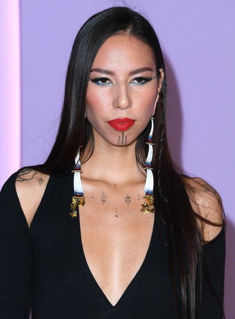 Quannah Chasinghorse hermosa modelo galería