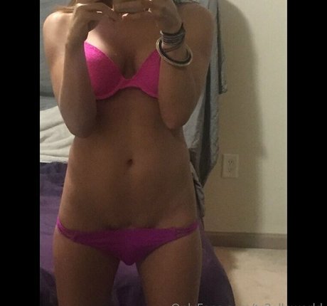 ts3ellaworld bonita estrella porno foto