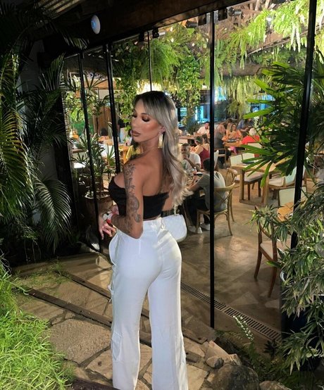 Karollayne Arruda modelo erótico imágenes