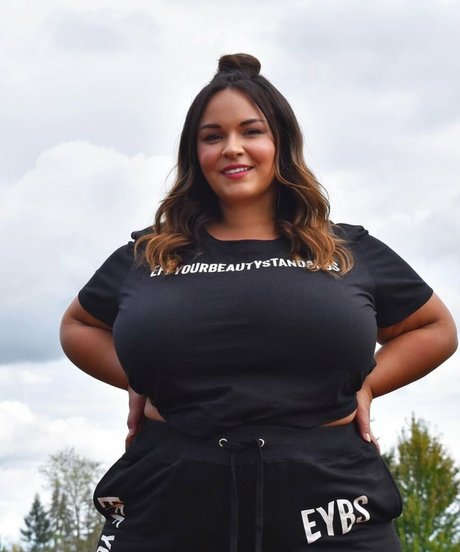 Nicole Denise Johansson hermosa modelo galería