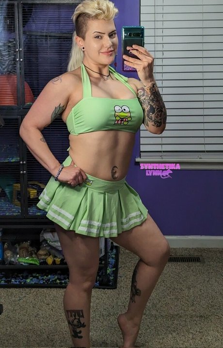 Synthetika Lynn modelo libre galerías