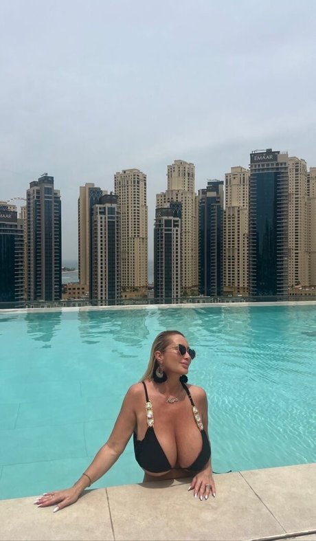 Mara Traversi estrella porno hermosa galería