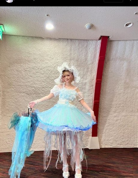 Tsuruko The Alien hermosa estrella porno galería