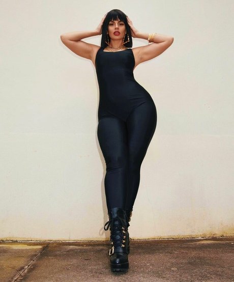 Myverse modelo desnudo foto