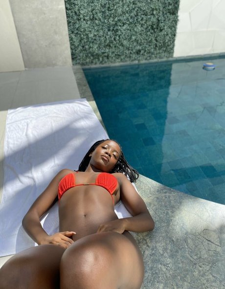 Clara Moneke actriz adulta foto