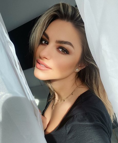 Andreea Ungur bonita estrella imagen