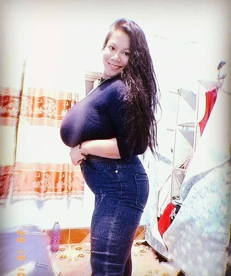 SaRa Chubby estrella porno bonita foto