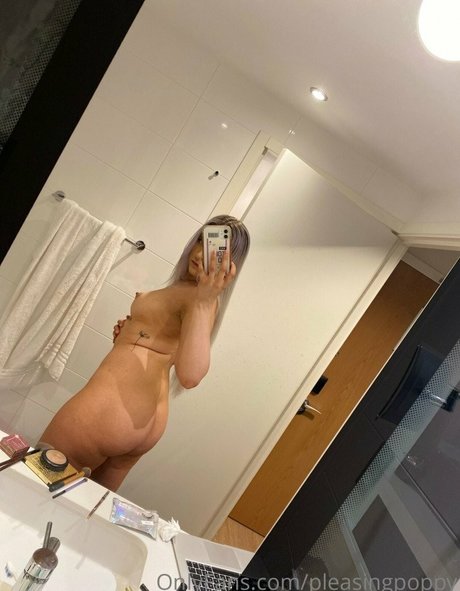 Pleasing Poppy actriz galerías