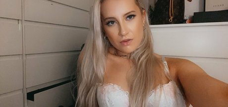 Pleasing Poppy estrella pornografica fotos