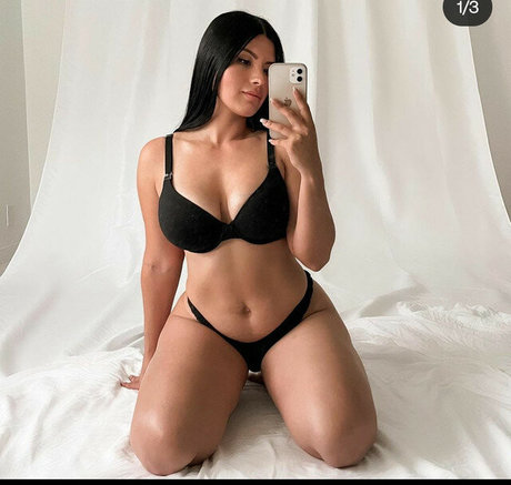 Karen Vi modelo caliente imágenes