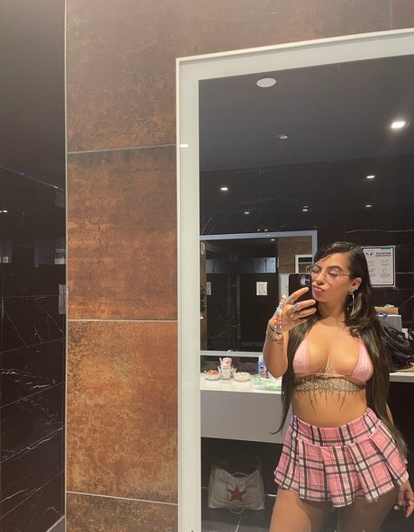 princesa pelirroja onlyfans bastante sexy imágenes