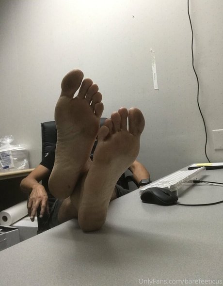 barefeeticus modelo caliente fotos