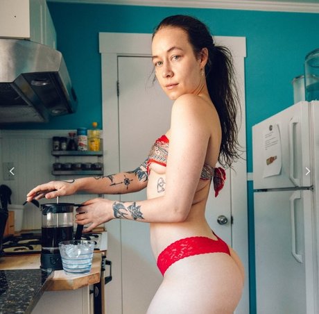 Nina Defilla modelo desnudos imágenes