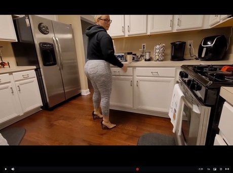 All Things Ely estrella porno perfecta archivo