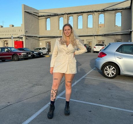 scorpio milk desnudos estrella galerías