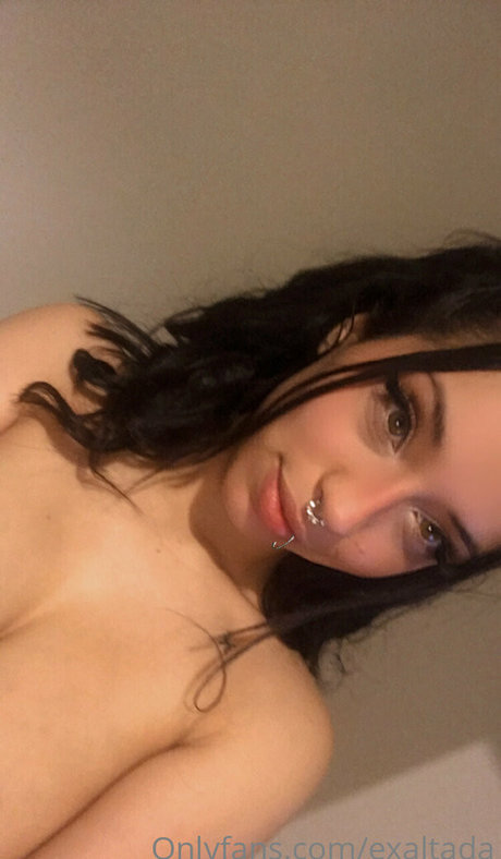 exaltada modelo erótico galería