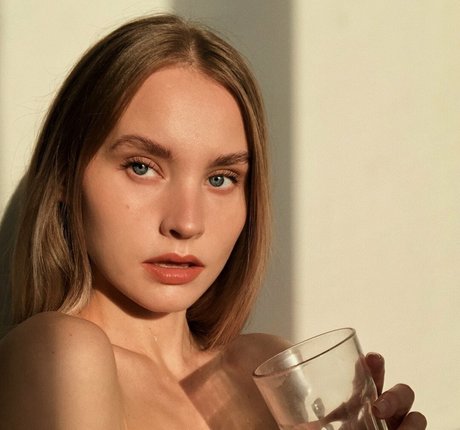 the tori desnudos de modelos foto