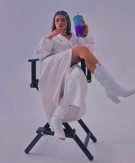 hatidza demirovic modelo de arte galería