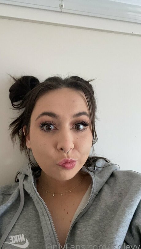 isrileyy estrella atractiva imagen