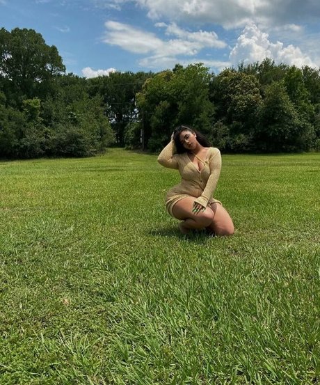 Megan Velez estrella del arte galerías