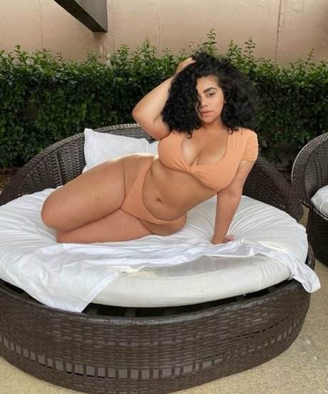 Megan Velez modelo caliente foto