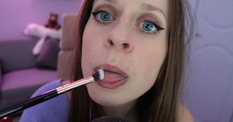 Tea Time Tingles ASMR modelo erótico foto