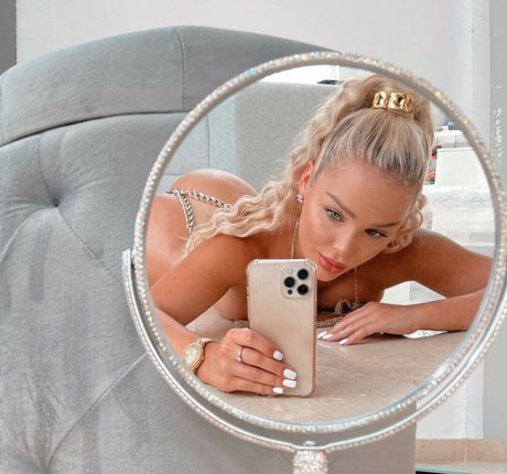 Emmy Russ estrella porno atractiva imágenes