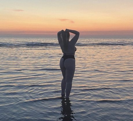 Hollie H desnudos de estrellas porno fotos