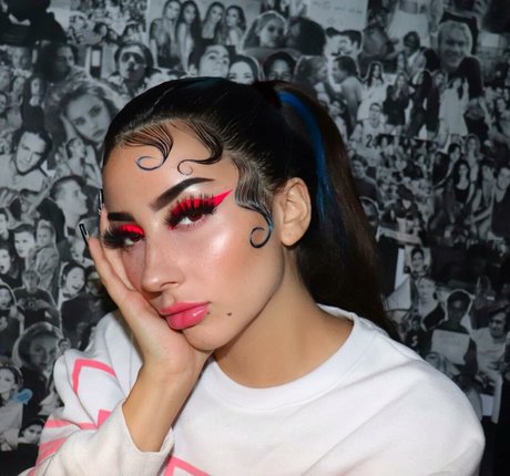 Vai Monroe modelo adulto foto