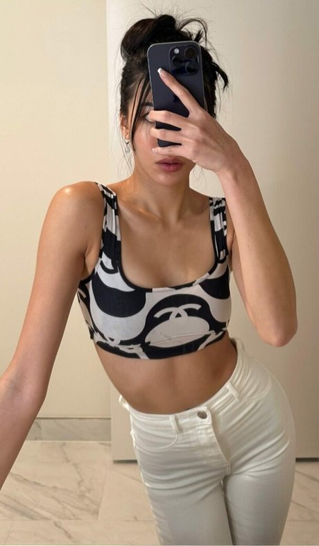 lilyy yk estrella erótica imágenes