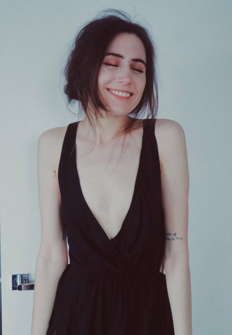 Dodie Clark modelo desnudo imagen