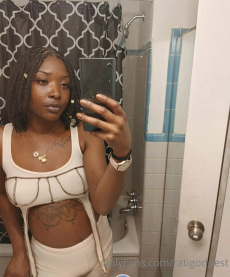 ratigoddest modelo atractivo imágenes