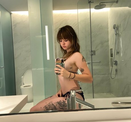 _femalien hermosa modelo foto