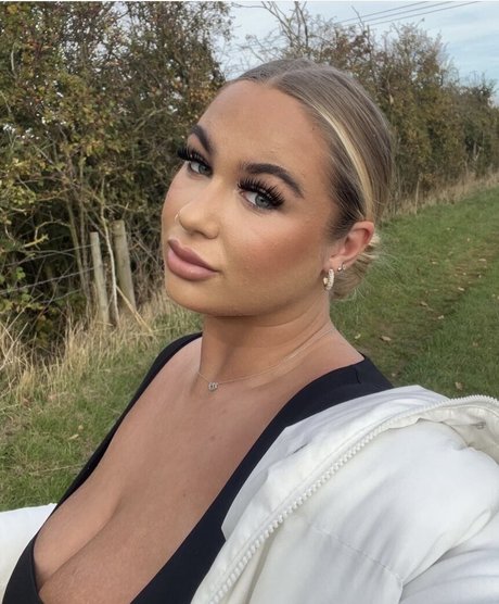 Caitlinn G hermosa estrella porno imágenes