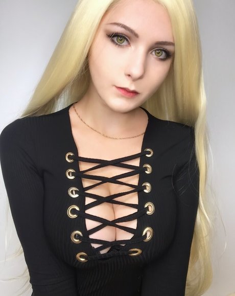 Nikachi Nika Kotova estrella porno erótica galerías