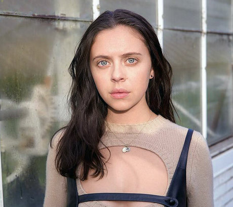 Bel Powley modelo desnudo foto