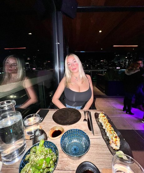 Holly Youpa modelo desnudos archivo