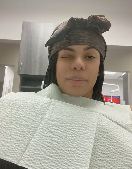 sashastrokes desnudos estrella imágenes