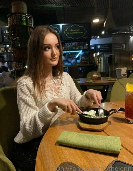 hothelenn modelo desnudos imágenes