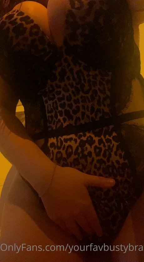 yourfavbustybrat desnudos estrella porno imagen