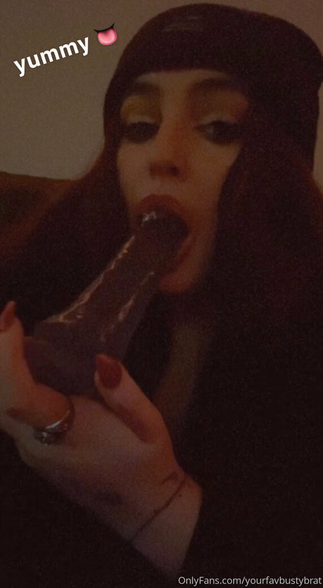 yourfavbustybrat estrella caliente imagen