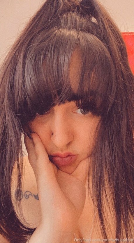 yourfavbustybrat estrella porno desnuda imagen