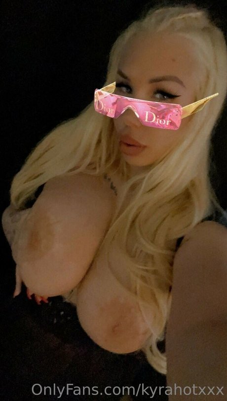 Kyra Hot estrella porno de arte galerías