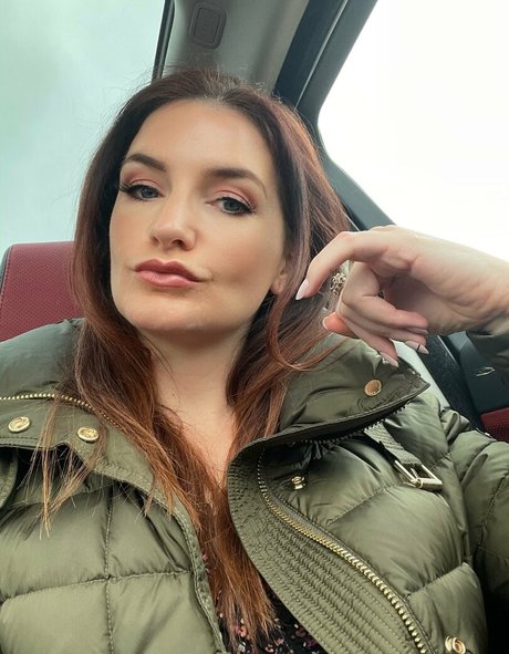 adreenacuckoldress hermosa estrella foto