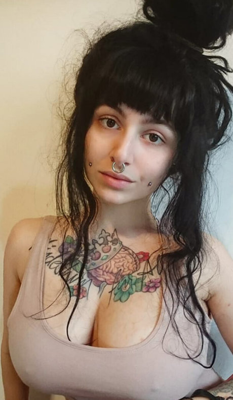 Zainab modelo desnudo galería