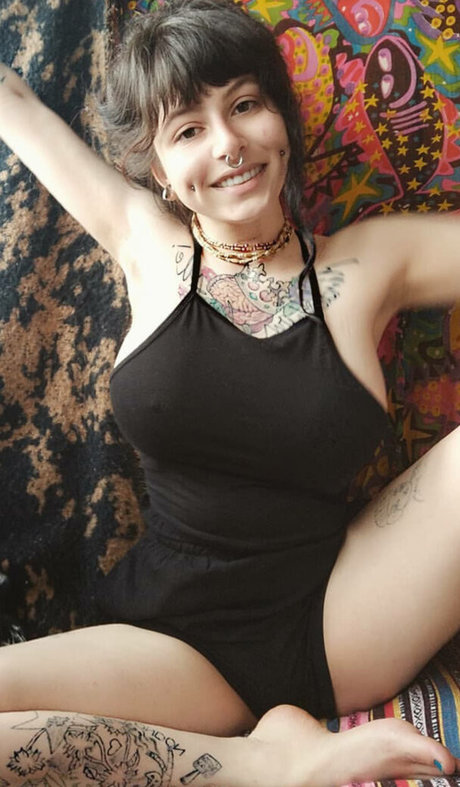 Zainab modelo desnudo galerías