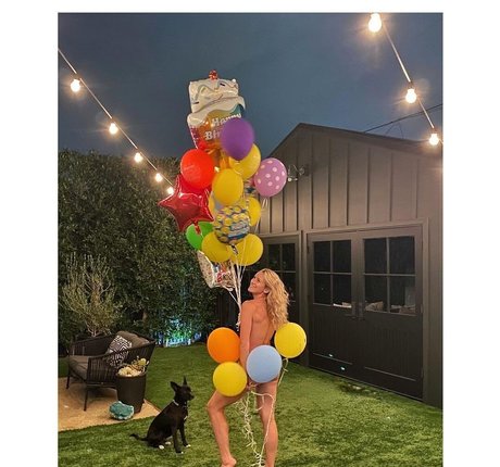 Shantel VanSanten estrella del arte galería